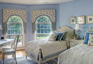 Светлая уютная кантри спальня