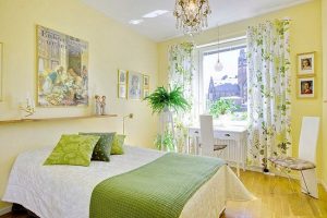 Светлая желтая спальня с рабочим местом