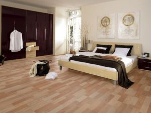 Светлый тон ламината для обустройства спальни