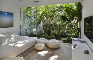 Цветы в интерьере спальни