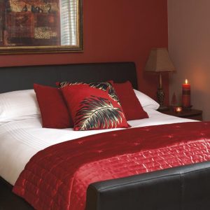 Темные красные цвета для оформления спальни