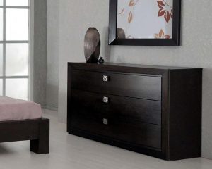Темный деревянный комод в современной спальне