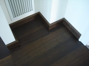 Темный напольный плинтус для спальни