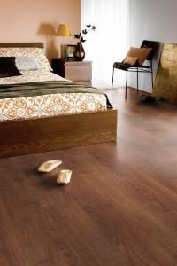 Темный цвет ламината в спальне