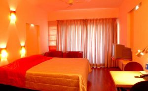 Теплая спальня с помощью оранжевого цвета