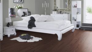 Теплый ламинат для спальни