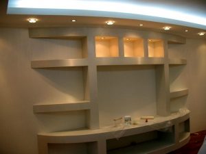 Типичный вариант короба из гипсокартона для телевизора в спальню