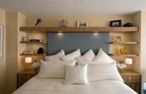 Удобные полки на стене в спальне