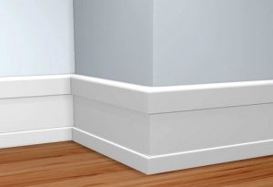 Установленный белый плинтус в спальне