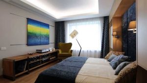 Устройство музыкальной системы в просторной спальне