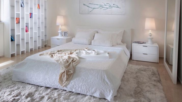 Уютная белая спальня в доме