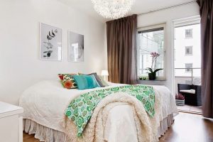 Уютная белая спальня в тенденциях скандинавского стиля