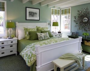 Уютная и красивая зеленая спальня