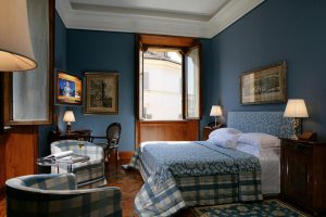 Уютная синяя спальня в доме