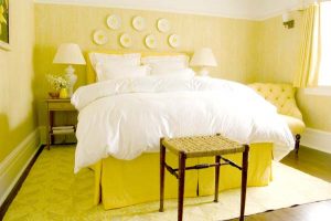 Уютная желтая спальня