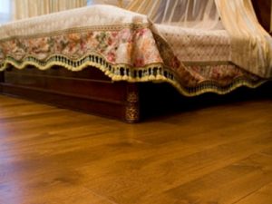 Выбираем безопасный противоскользящий пол для спальни