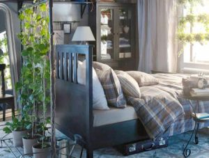 Вьющиеся цветы в интерьере спальной комнаты