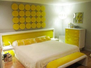Яркая и красивая спальня в желтом цвете