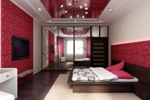 Яркая и оригинальная красная спальня
