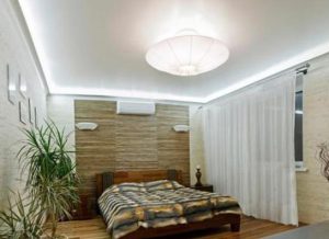Яркая люстра для спальни