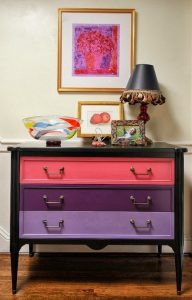 Яркий комод для обустройства спальни