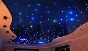 Яркий звездный потолок в спальне