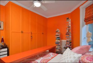 Яркость интерьера спальни в оранжевом цвете