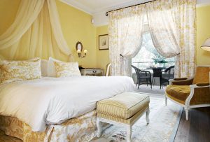 Желтая спальня в холодных тонах