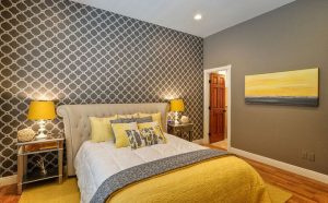 Желтый цвет для современной спальни