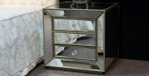 Зеркальная тумбочка как мебель для спальни