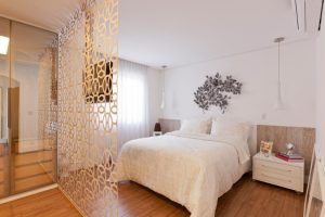 Зонирование спальни стеклянной перегородкой