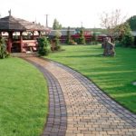 Декоративный камень и тротуарная плитка в оформлении ландшафтного дизайна сада