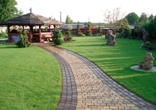 Декоративный камень и тротуарная плитка в оформлении ландшафтного дизайна сада