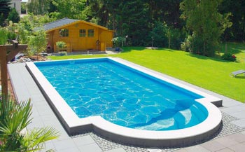 Личный пляж вокруг бассейна