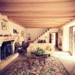 Оформление интерьера гостиной загородного дома