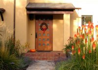 Как облагородить входную дверь