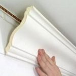 Как закрепить на натяжной потолок потолочный плинтус